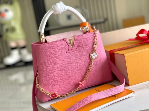 Feminine Capucines Mini bag. BW01