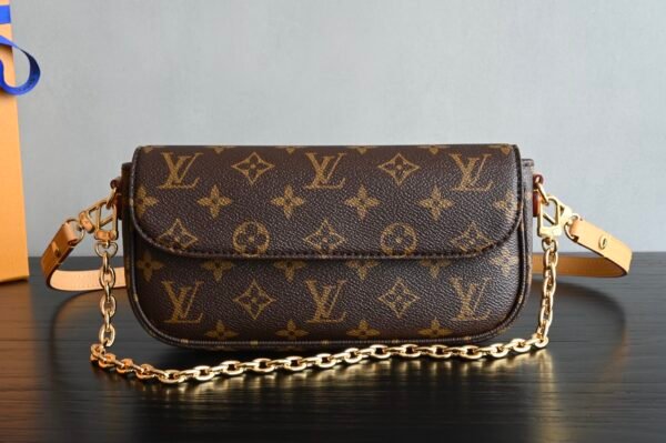 Wallet on chain ivy monogram canvas. BW01