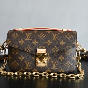 Pochette Metis East West bag. BW01