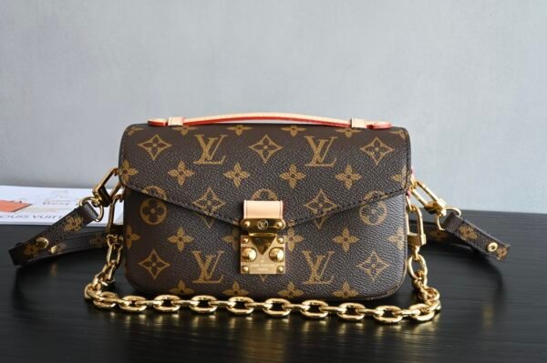 Pochette Metis East West bag. BW01
