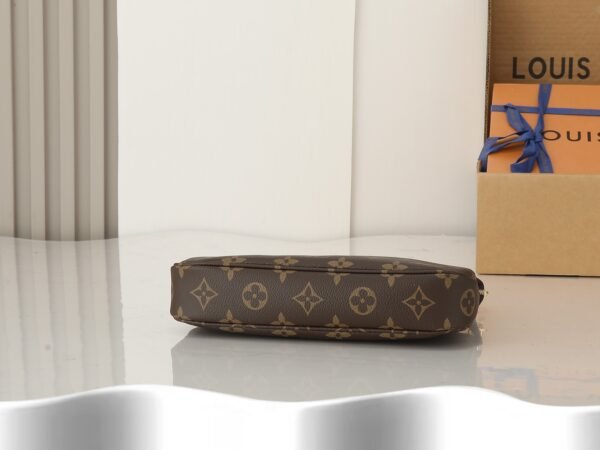 Louis Vuitton Pochette Accessoires in Monogram canvas.BW01 - Image 5