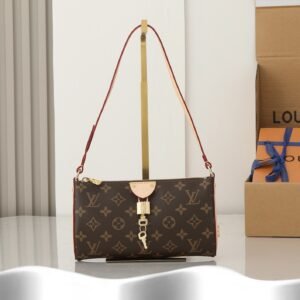 Pochette Tirette in Monogram canvas. BW01