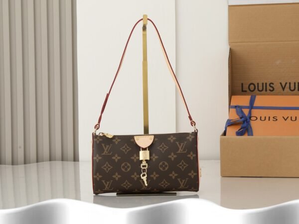 Pochette Tirette in Monogram canvas. BW01