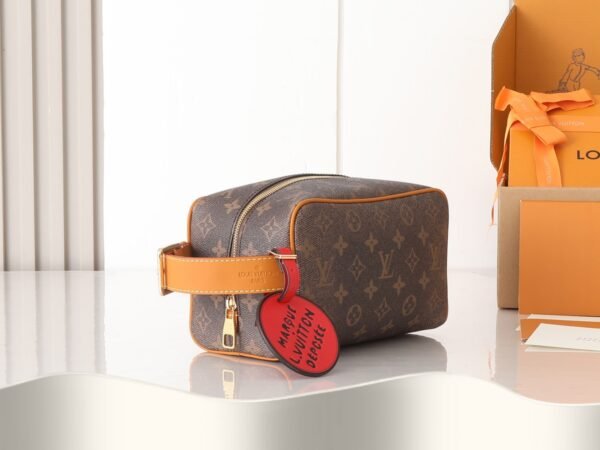 M83112 Locker Dopp Kit Monogram canvas pouch.BW01 - Image 2