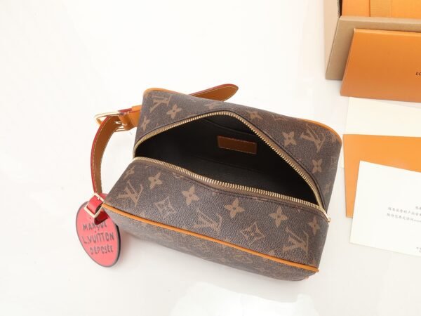 M83112 Locker Dopp Kit Monogram canvas pouch.BW01 - Image 8