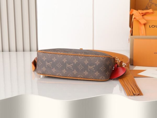M11623 The Pochette Accessoire XL  Monogram Dust canvas Handbag.BW01 - Image 4