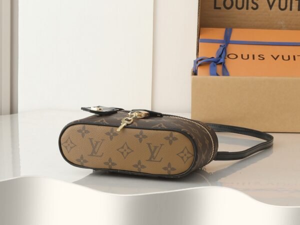 M47125 Vanity Chain Pouch Monogram Reverse Canvas. BW01 - Image 4