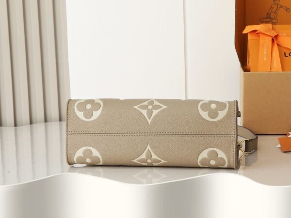 M23641 OnTheGo East West tote Handbag.BW01 - Image 4
