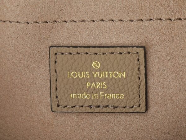 M23641 OnTheGo East West tote Handbag.BW01 - Image 9