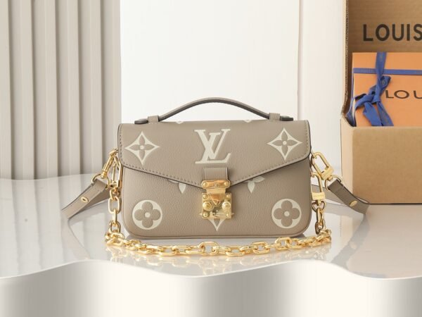 M23081  East-West Pochette Metis Handbag.BW01