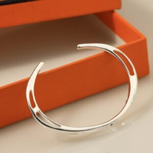 Elegant adjustable size bracelet.JW01