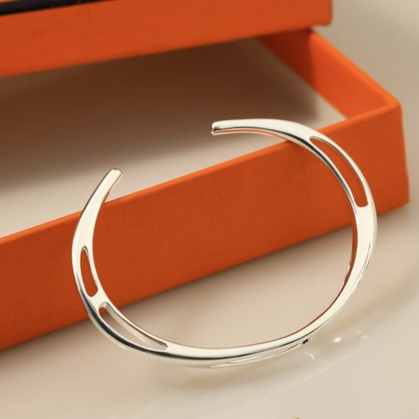 Elegant adjustable size bracelet.JW01