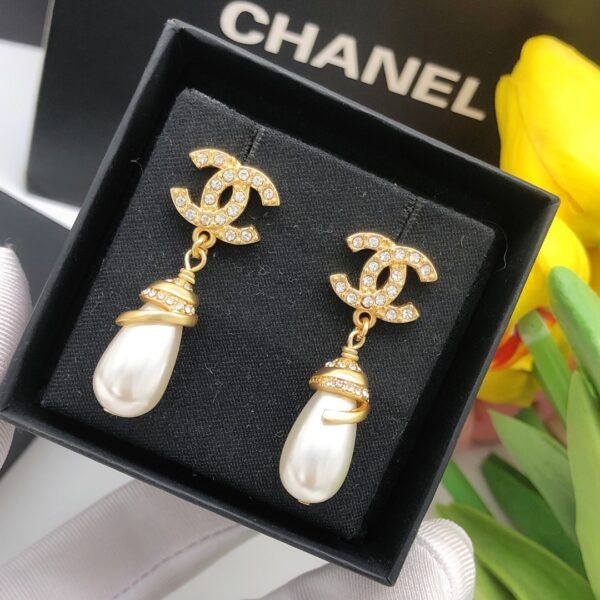 New Drop Pearl Pendant Diamond golden earrings.JW01