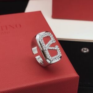 Ring with diamonds.JW01