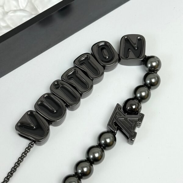 Chain belt made of pearls, beads,metallic letters that spell out VU!TT0N.JW01 - Image 8