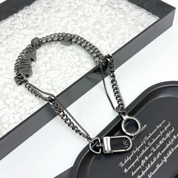 Chain belt made of pearls, beads,metallic letters that spell out VU!TT0N.JW01 - Image 2