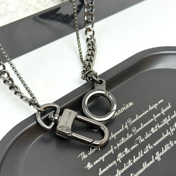 Chain belt made of pearls, beads,metallic letters that spell out VU!TT0N.JW01 - Image 3