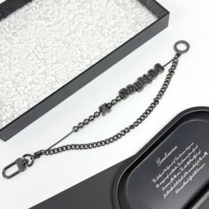 Chain belt made of pearls, beads,metallic letters that spell out VU!TT0N.JW01