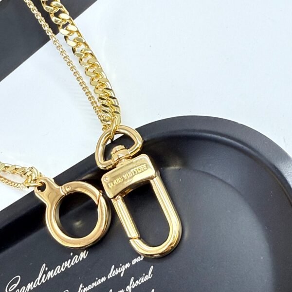 Golden Chain belt made of pearls, beads,metallic letters that spell out VU!TT0N.JW01 - Image 7