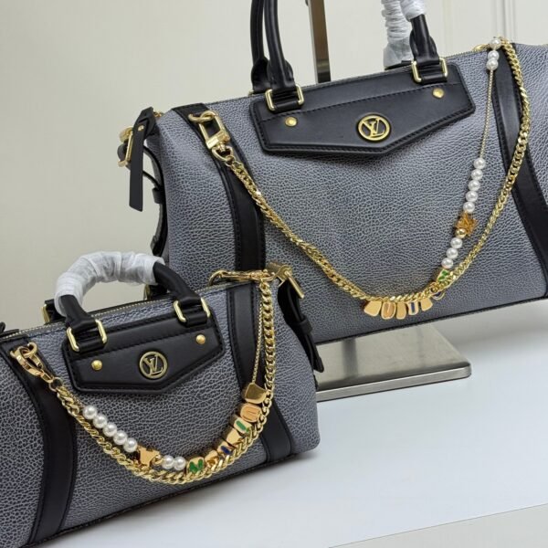 Golden Chain belt made of pearls, beads,metallic letters that spell out VU!TT0N.JW01 - Image 9