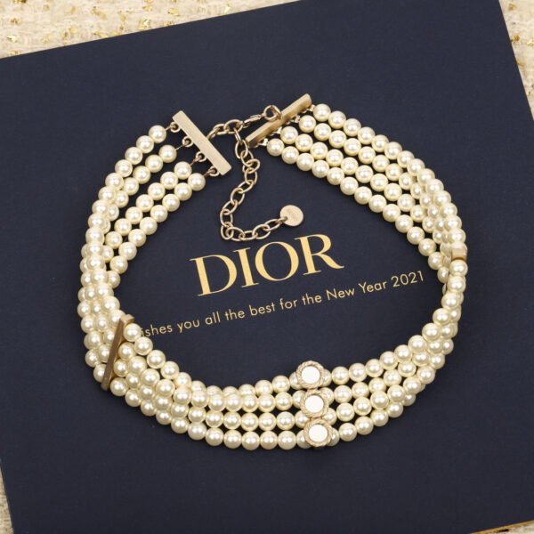 Glossy pearl choker adjustable. JW01