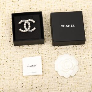 Double C pearl logo Brooch.JW01