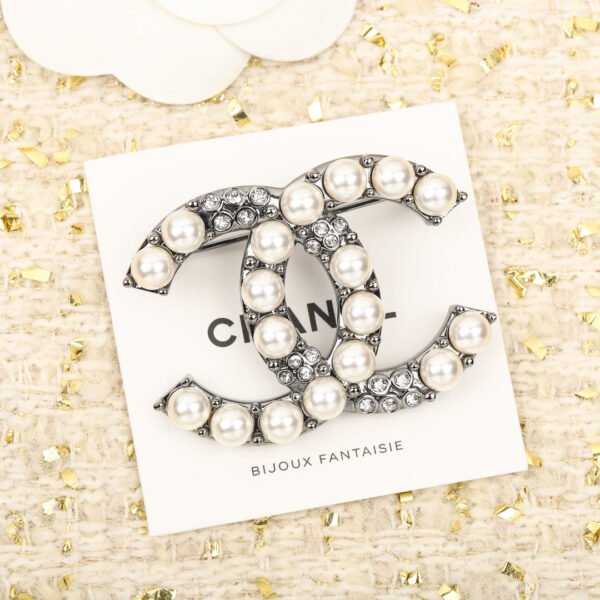 Double C pearl logo Brooch.JW01 - Image 3