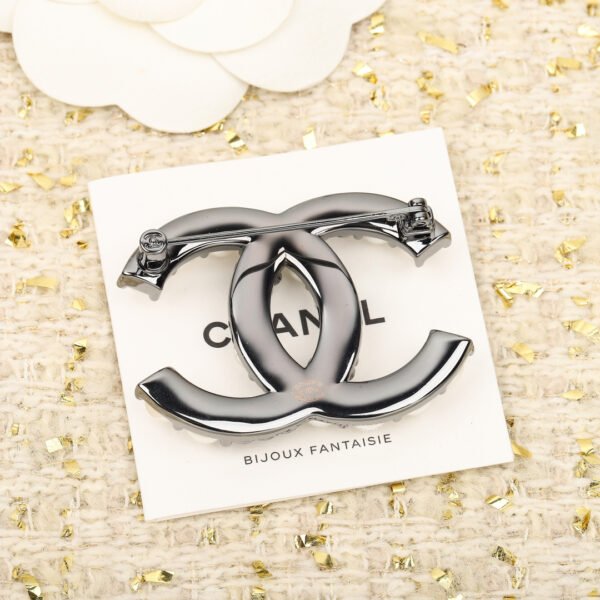 Double C pearl logo Brooch.JW01 - Image 4