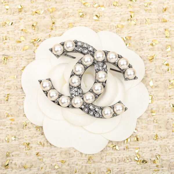Double C pearl logo Brooch.JW01 - Image 5