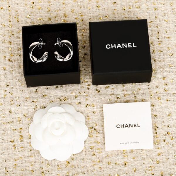 Hardware Embossed pattern,exquisite details earrings.JW01