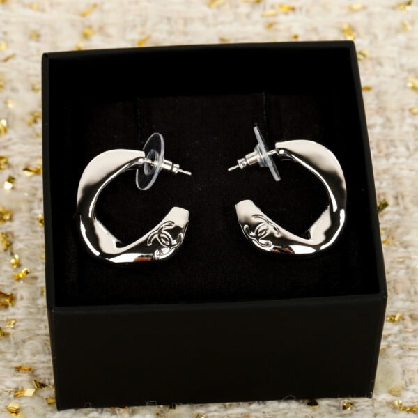 Hardware Embossed pattern,exquisite details earrings.JW01 - Image 2