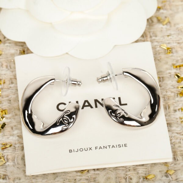 Hardware Embossed pattern,exquisite details earrings.JW01 - Image 3