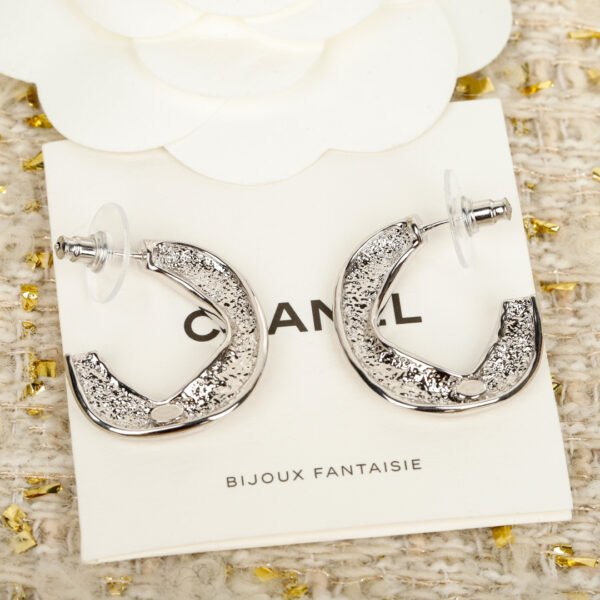 Hardware Embossed pattern,exquisite details earrings.JW01 - Image 4