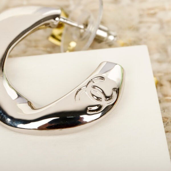 Hardware Embossed pattern,exquisite details earrings.JW01 - Image 5