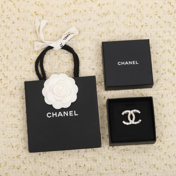 Double C Round diamond Brooch.JW01