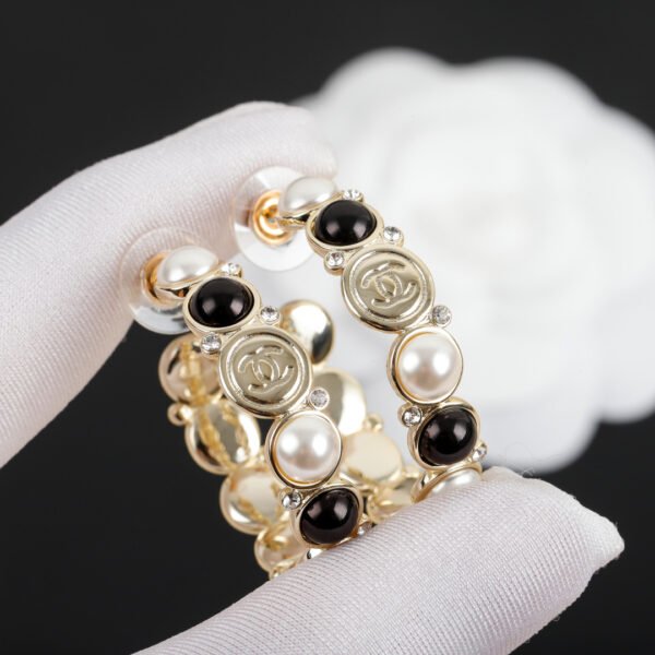 CC Black and White Swarovski Pearls Gold Tone Hoop Earrings.JW01 - Image 4