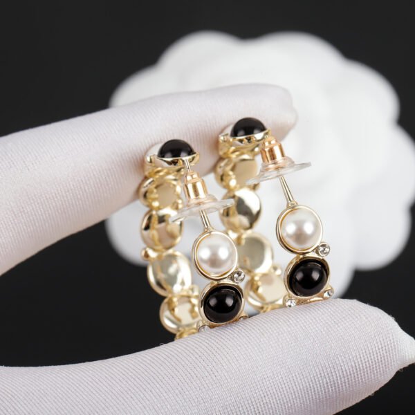 CC Black and White Swarovski Pearls Gold Tone Hoop Earrings.JW01 - Image 5