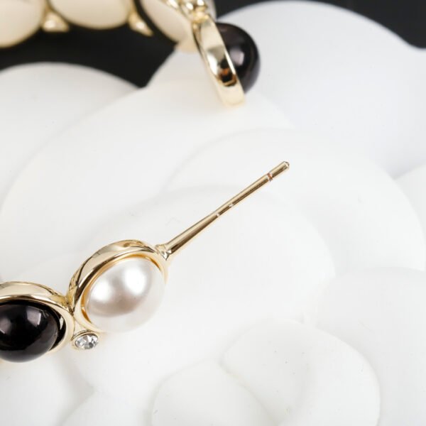 CC Black and White Swarovski Pearls Gold Tone Hoop Earrings.JW01 - Image 6