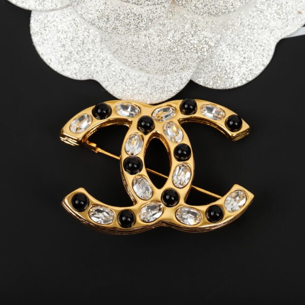 Oval diamond Brooch with classic double C.JW01 - Image 4