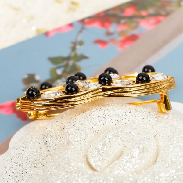 Oval diamond Brooch with classic double C.JW01 - Image 7