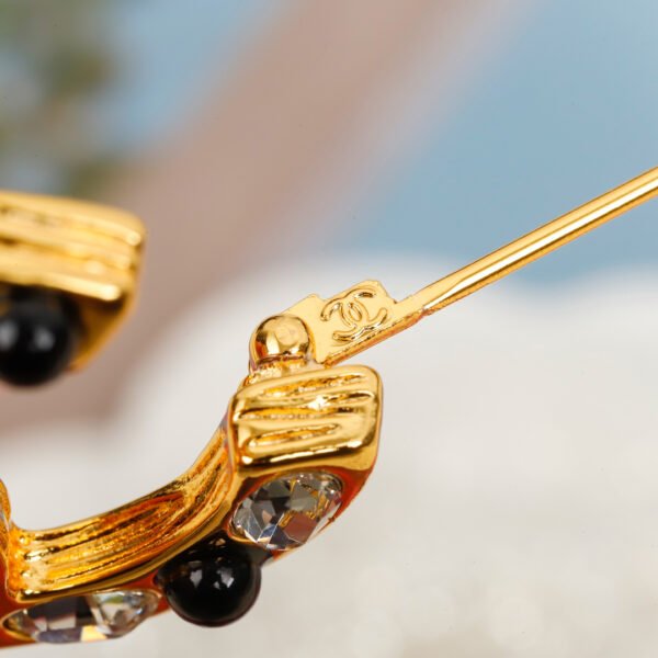 Oval diamond Brooch with classic double C.JW01 - Image 8