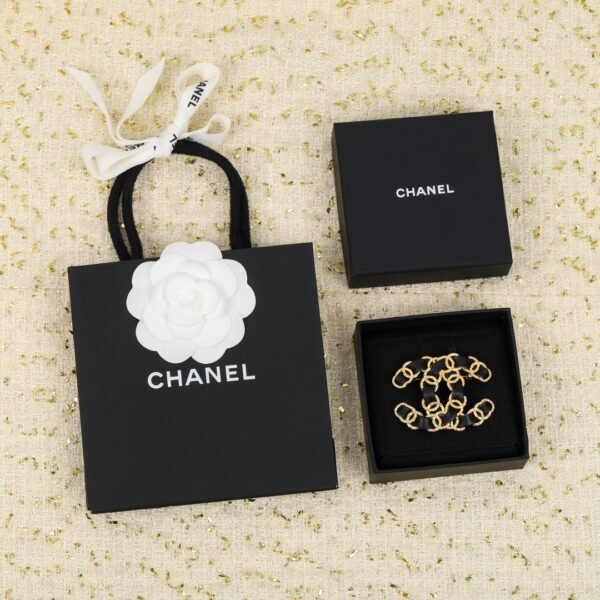 Classic Vintage design Lambskin in golden Brooch.JW01