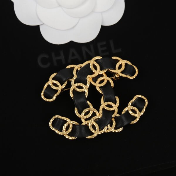 Classic Vintage design Lambskin in golden Brooch.JW01 - Image 2