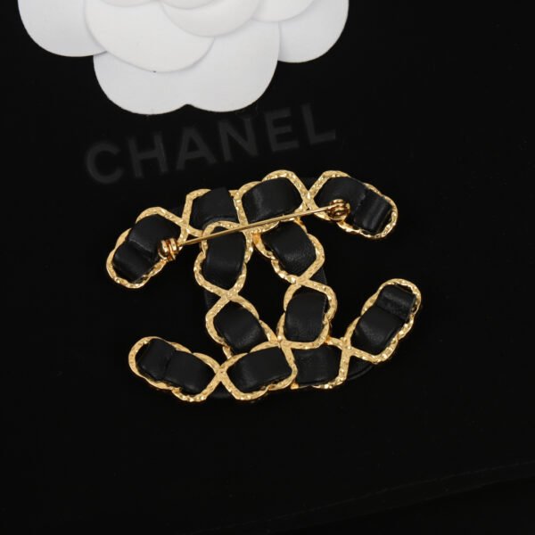 Classic Vintage design Lambskin in golden Brooch.JW01 - Image 3