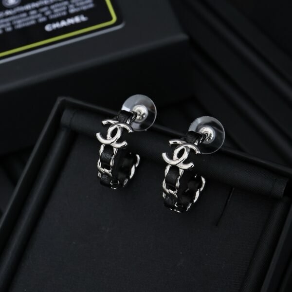 Classic Leather and Chain design, denim leather and metal chains. JW01 - Image 5