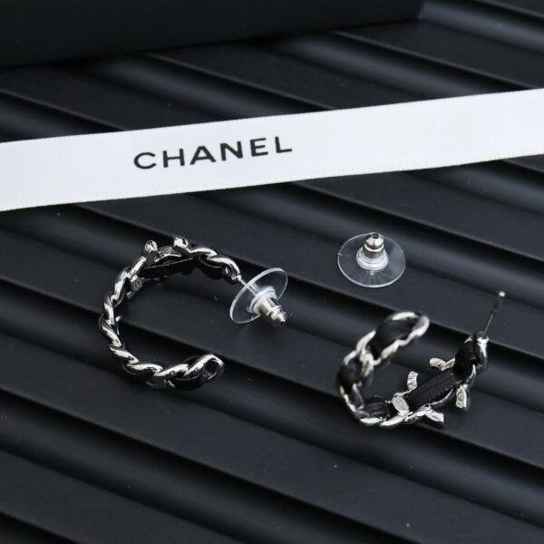 Classic Leather and Chain design, denim leather and metal chains. JW01 - Image 6
