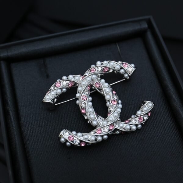 Classic Twisted pearl Brooch with Pink Diamonds.JW01