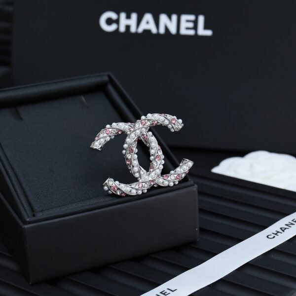Classic Twisted pearl Brooch with Pink Diamonds.JW01 - Image 2