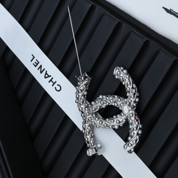 Classic Twisted pearl Brooch with Pink Diamonds.JW01 - Image 4