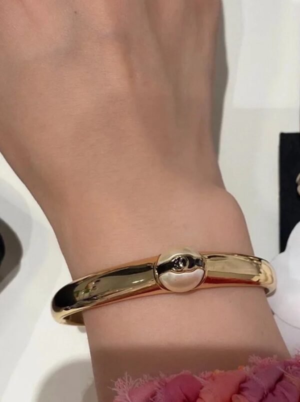 Retro Black and White enamel double C button gold Bracelet.JW01 - Image 3